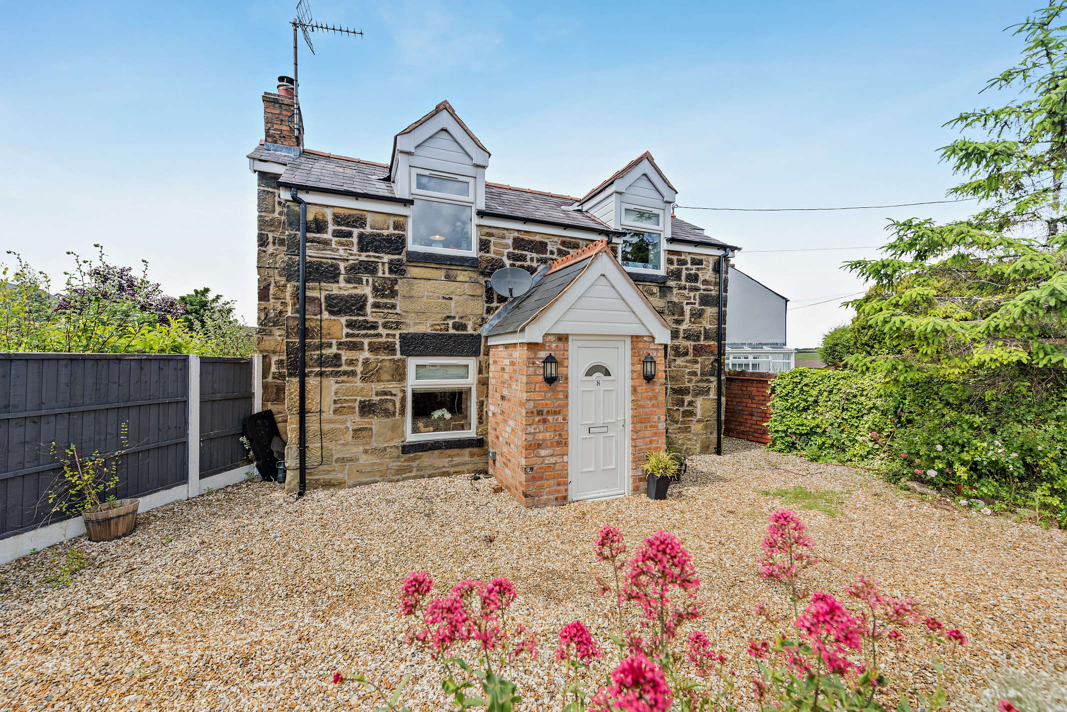 School Lane, Coedpoeth, LL11